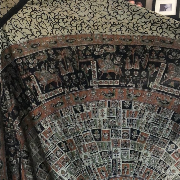 Large tapestry bed spread - Picture 2 of 3